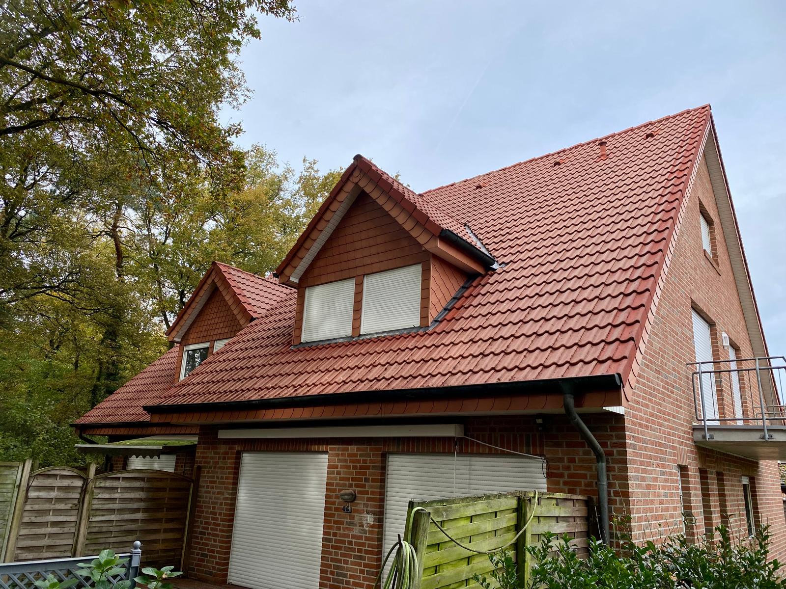 Zustand nach der Reinigung in L&uuml;nne: Ein sauberes, gesch&uuml;tztes Dach.